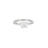 Solitario de oro blanco de 14k con un diamante de laboratorio de corte redondo sostenido en cuatro garras, en toma de catálogo sobre fondo blanco.