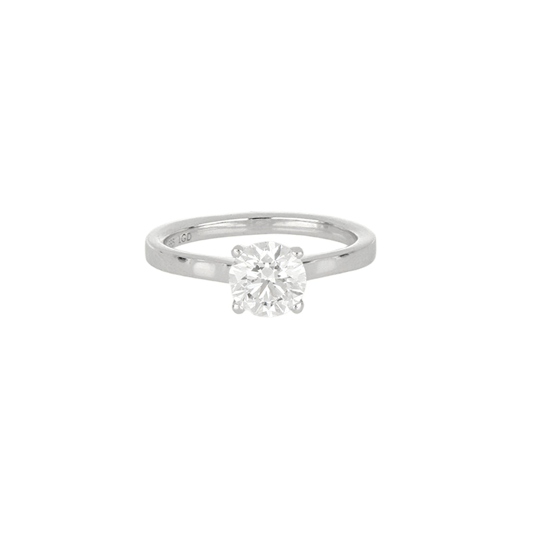 Solitario de oro blanco de 14k con un diamante de laboratorio de corte redondo sostenido en cuatro garras, en toma de catálogo sobre fondo blanco.