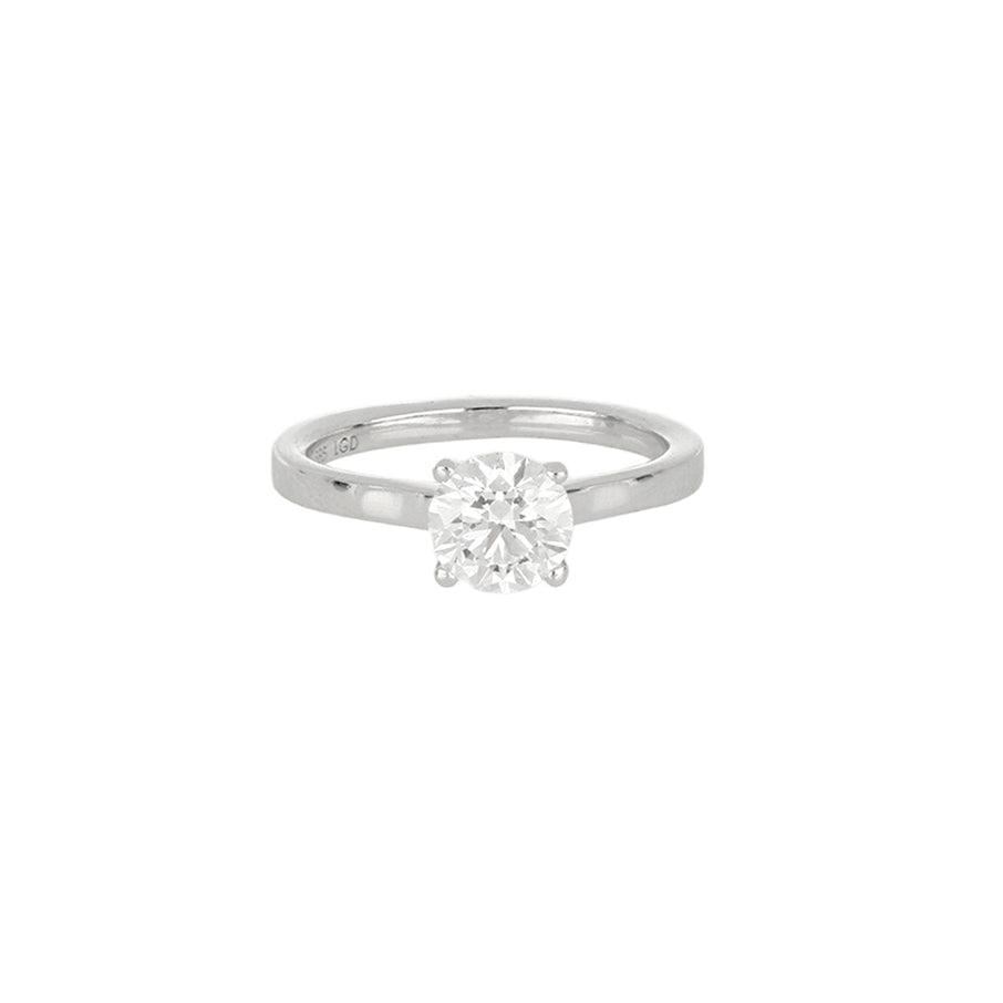 Solitario de oro blanco de 14k con un diamante de laboratorio de corte redondo sostenido en cuatro garras, en toma de catálogo sobre fondo blanco.