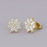 Broqueles Fiore de Oro Amarillo 14k, toma frontal del par: cuatro pétalos marquise y cinco brillantes redondos por flor.