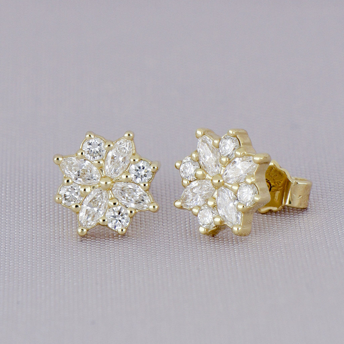Broqueles Fiore de Oro Amarillo 14k, toma frontal del par: cuatro pétalos marquise y cinco brillantes redondos por flor.