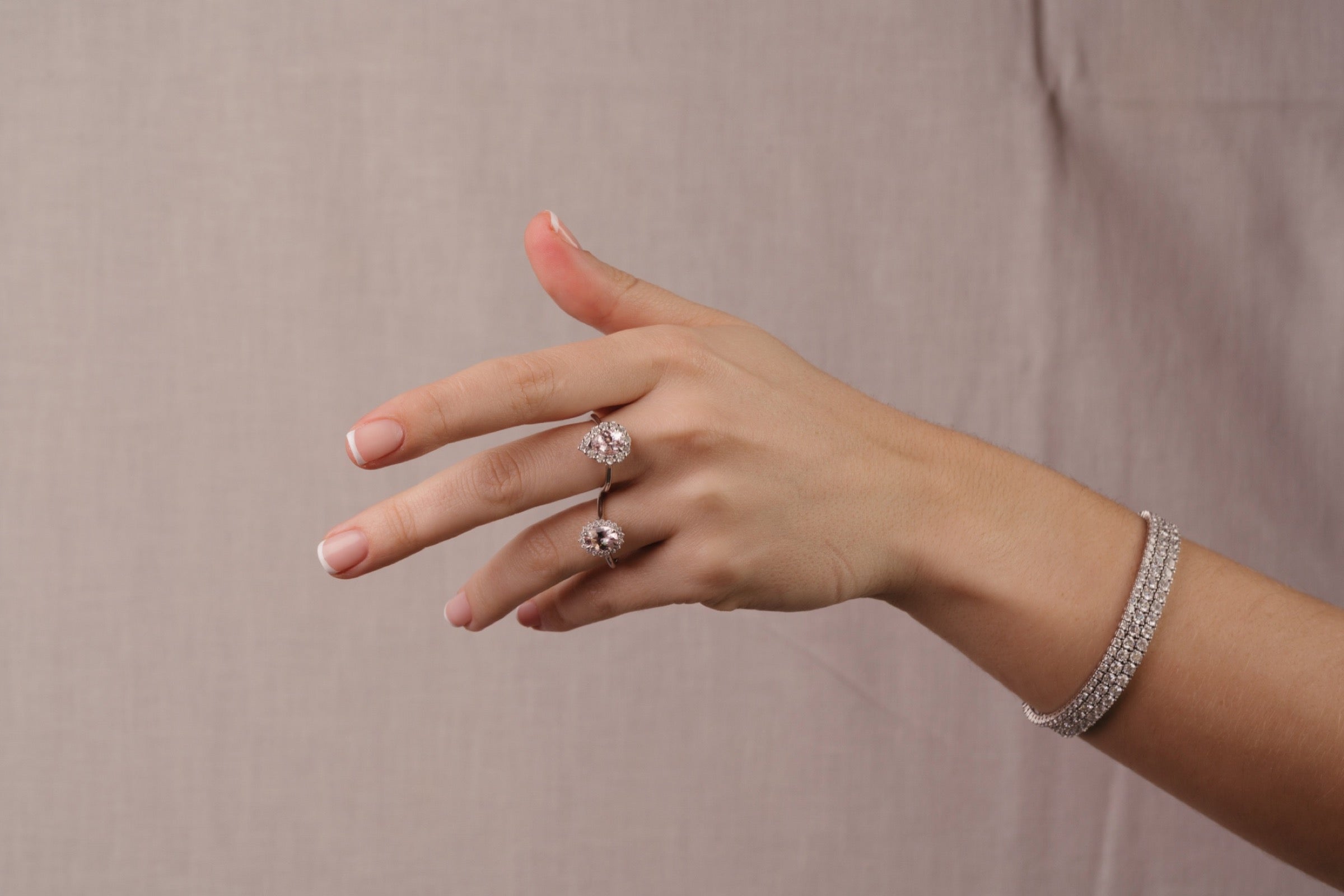 Manos llevando anillos Elaine