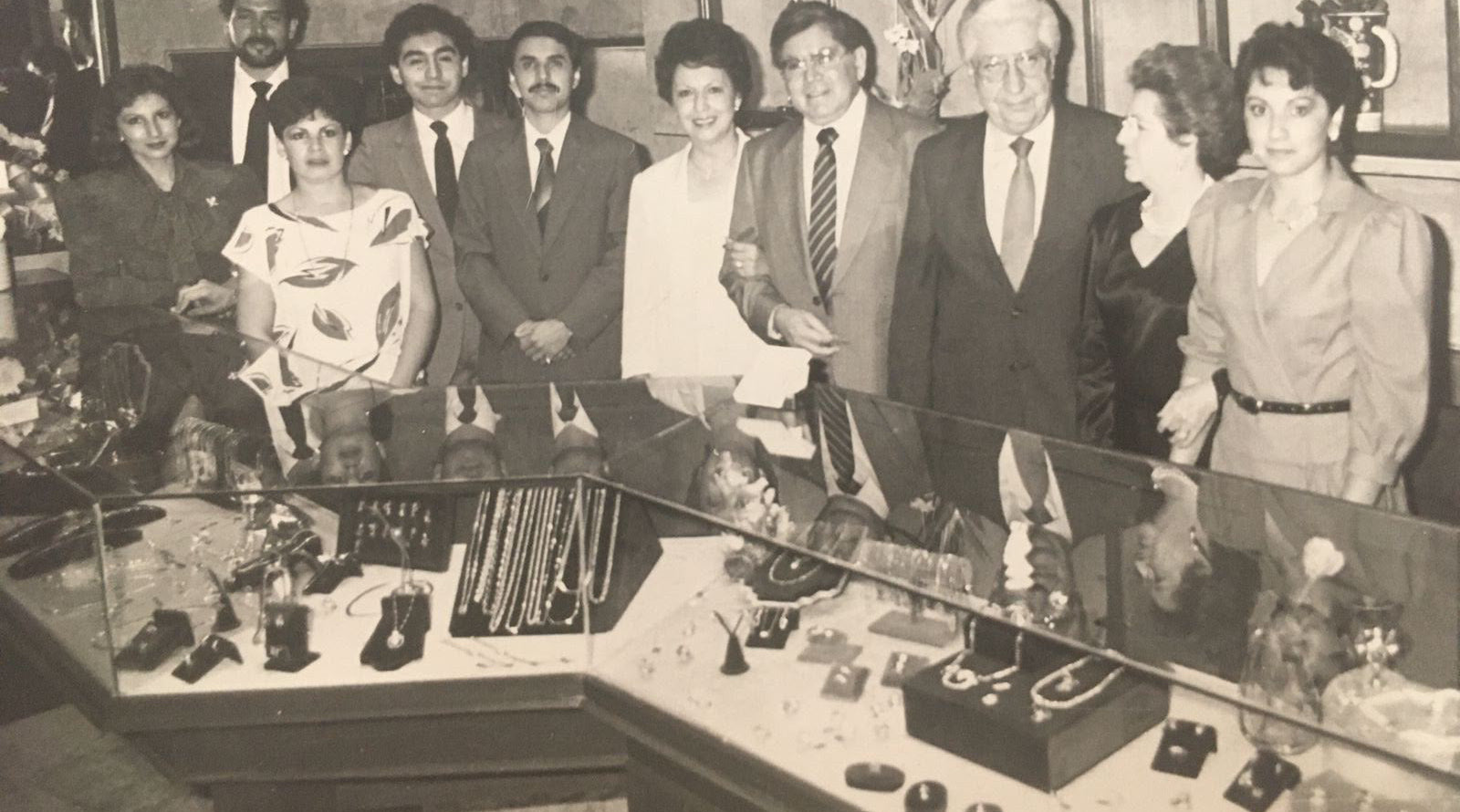 Fotografía histórica de la casa joyera: la familia y el equipo detrás de las vitrinas del local